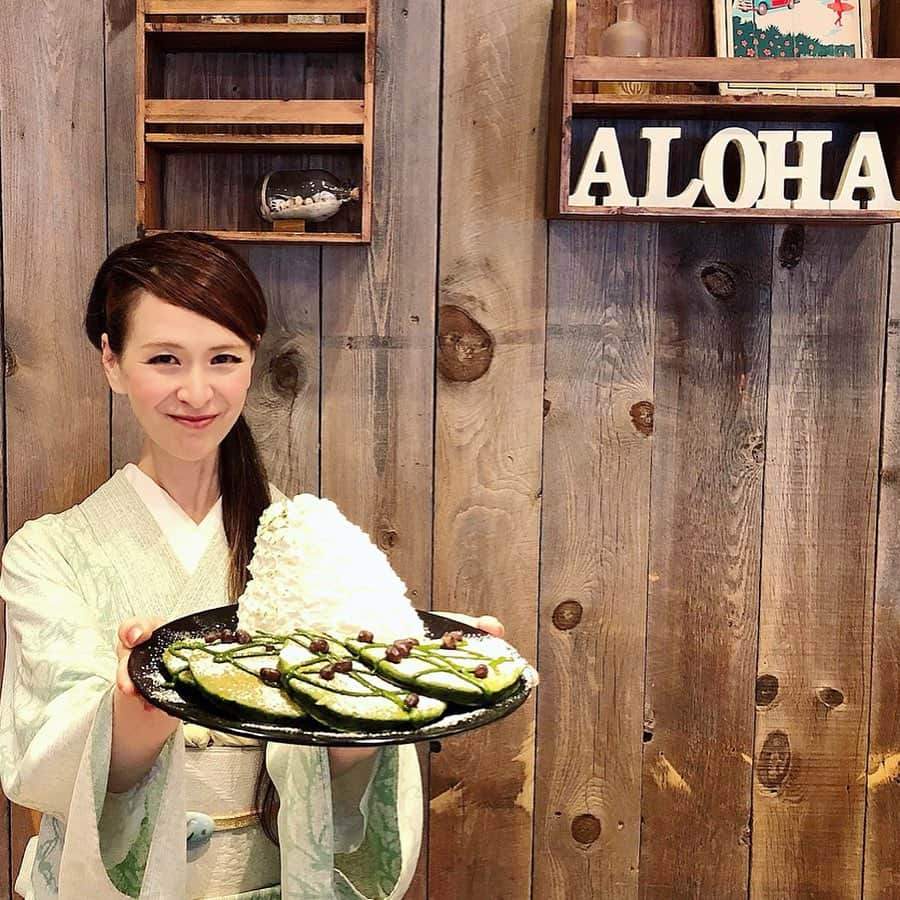 里井真由美さんのインスタグラム写真 - (里井真由美Instagram)「🥞#pancakes #eggsnthings  #japanese#matcha  着物でアロハ〜😆👘🌺 抹茶パンケーキ&テイクアウトパンケーキ♡お店は「エッグスンシングス」です ・ ・ 📺先ほどテレビ東京「#ソクラテスのため息 」出演しておりました✨ ・ ・ #滝沢カレン さん #おぎやはぎ さんにテイクアウト&お取り寄せグルメスイーツをご紹介したのですが、 ・ ・ スイーツでは #エッグスンシングス のテイクアウトパンケーキを🥞🤗 ・ ・ お好みのトッピングやソースでテイクアウトできます。そしてお店は衛生、換気、ソーシャルディスタンスを守り営業されています。 ・ ・ 季節のパンケーキは抹茶やチョコミントなどもありまーす ・ ・ ご紹介せしたグルメスイーツは Facebookやamebloと連動しながら後日更新していきますね。 ・ ・ テレビ出演にて 沢山のコメントやメッセージをありがとうございます♡ ・ ・  #お取り寄せスイーツ#お取り寄せグルメ#里井真由美#衣替えモンブラン#着物#kimono#ROOM#room#rakuten_room#rakuten#deliveryfoods #フードジャーナリスト里井真由美#kimonostyle #japanesegirl  #japan#Gâteauauxmarrons#零食#さといいね#デパ地下スイーツ#ありが糖運動#まゆログ#aloha」5月20日 22時46分 - mayumi.satoi