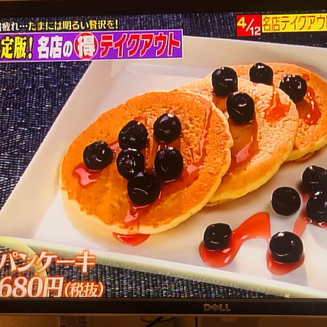里井真由美さんのインスタグラム写真 - (里井真由美Instagram)「🥞#pancakes #eggsnthings  #japanese#matcha  着物でアロハ〜😆👘🌺 抹茶パンケーキ&テイクアウトパンケーキ♡お店は「エッグスンシングス」です ・ ・ 📺先ほどテレビ東京「#ソクラテスのため息 」出演しておりました✨ ・ ・ #滝沢カレン さん #おぎやはぎ さんにテイクアウト&お取り寄せグルメスイーツをご紹介したのですが、 ・ ・ スイーツでは #エッグスンシングス のテイクアウトパンケーキを🥞🤗 ・ ・ お好みのトッピングやソースでテイクアウトできます。そしてお店は衛生、換気、ソーシャルディスタンスを守り営業されています。 ・ ・ 季節のパンケーキは抹茶やチョコミントなどもありまーす ・ ・ ご紹介せしたグルメスイーツは Facebookやamebloと連動しながら後日更新していきますね。 ・ ・ テレビ出演にて 沢山のコメントやメッセージをありがとうございます♡ ・ ・  #お取り寄せスイーツ#お取り寄せグルメ#里井真由美#衣替えモンブラン#着物#kimono#ROOM#room#rakuten_room#rakuten#deliveryfoods #フードジャーナリスト里井真由美#kimonostyle #japanesegirl  #japan#Gâteauauxmarrons#零食#さといいね#デパ地下スイーツ#ありが糖運動#まゆログ#aloha」5月20日 22時46分 - mayumi.satoi