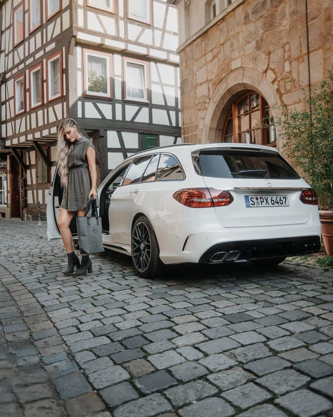 メルセデス・ベンツさんのインスタグラム写真 - (メルセデス・ベンツInstagram)「Whatever you have planned for the day, all you need will fit into our stylish Mercedes-Benz collection shopper. Click on the shopping tag in the picture to get your own! 📷 @tobiasa.de for #MBsocialcar  #MercedesBenz #MercedesAMG #CClass #MBsocialsales」5月20日 22時48分 - mercedesbenz