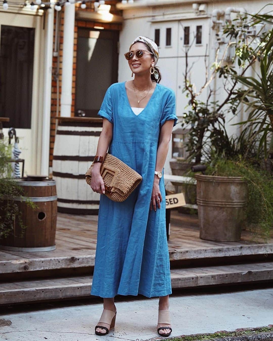 mamany704さんのインスタグラム写真 - (mamany704Instagram)「* * 夏のリネンシリーズ✨ * * BENETTONの公式HPのトップに掲載してもらってます🧜🏽‍♀️よかったら見てみてください♡ * * この撮影の時、めちゃくちゃ寒くて半袖にサンダルで鳥肌立ってたけど、もうお出かけできそうなので着れちゃうねーー🙌🏽 * * #fashion#coordinate#ootd#outfit#instafashion#fashiongram#casualfashion#casualstyle#linen#linendress#dress#casualdress#blue#summerfashion#benetton#ファッション#コーディネート#カジュアルコーデ#大人カジュアル#ワンピ#ワンピース#リネン#リネンワンピ#ロングワンピース#ロングワンピ#マキシ丈ワンピ」5月20日 22時51分 - mamany704