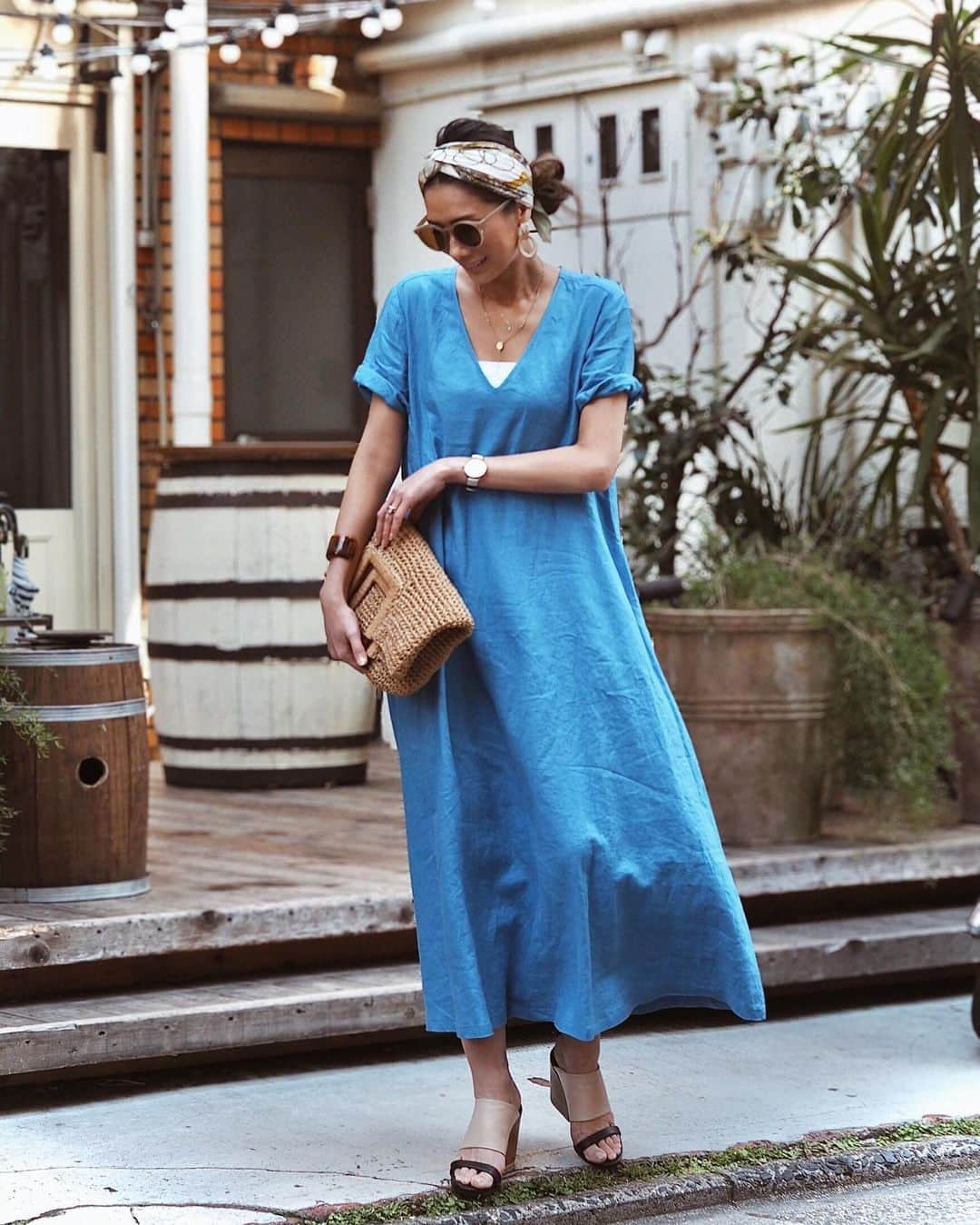 mamany704さんのインスタグラム写真 - (mamany704Instagram)「* * 夏のリネンシリーズ✨ * * BENETTONの公式HPのトップに掲載してもらってます🧜🏽‍♀️よかったら見てみてください♡ * * この撮影の時、めちゃくちゃ寒くて半袖にサンダルで鳥肌立ってたけど、もうお出かけできそうなので着れちゃうねーー🙌🏽 * * #fashion#coordinate#ootd#outfit#instafashion#fashiongram#casualfashion#casualstyle#linen#linendress#dress#casualdress#blue#summerfashion#benetton#ファッション#コーディネート#カジュアルコーデ#大人カジュアル#ワンピ#ワンピース#リネン#リネンワンピ#ロングワンピース#ロングワンピ#マキシ丈ワンピ」5月20日 22時51分 - mamany704