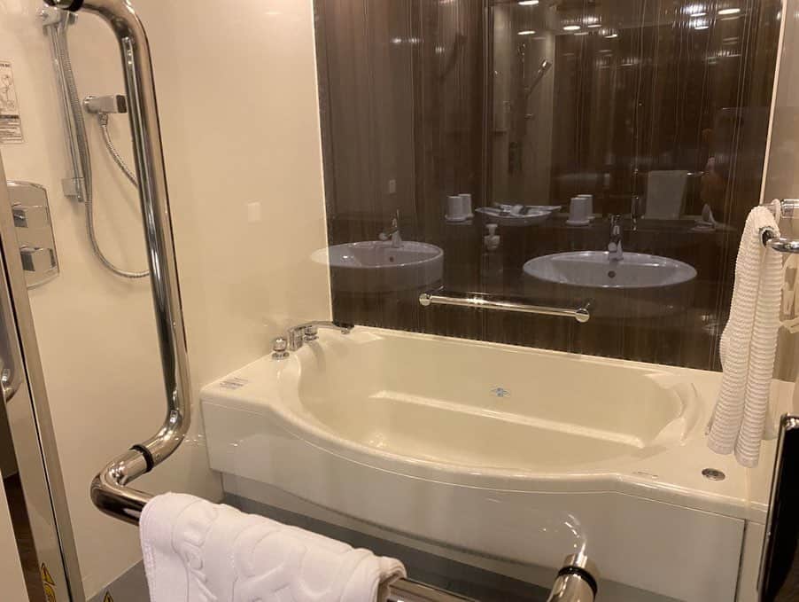 renさんのインスタグラム写真 - (renInstagram)「・ ・  先日の投稿で 札幌に訪れた際に泊まったホテルはこちらでした☺︎ #ダイワロイネットホテル ____ 入った瞬間からいい香りがするホテルでした◎ 館内も全て綺麗なの◎ 私はレディースフロアに泊まったアメニティの豊富さに感動しました💭 ヤクルトのスキンケアが最高に良くて、 フットマッサージの機械もあって、 何よりドライヤーが良いとこの物で髪がいたまないのが幸せでした🤸‍♀️ 因みにシャワーとお風呂が別のお部屋もあります。 お部屋も広いし寝ながらテレビ見れるし最高な空間でした💭 ____ またホテルの朝ご飯も感動もので、 北海道のホテルといえば海鮮。みたいなイメージがあると思うんだけどここはしっかり洋食もあって◎ 生ハムもチーズもピザも本格的で朝ご飯楽しみに寝れました☺️ #時期が落ち着いたらこちらも是非チェックしてみてね #札幌ホテル #女子旅 #北海道旅行 ・ ・」5月20日 22時56分 - _reeen_