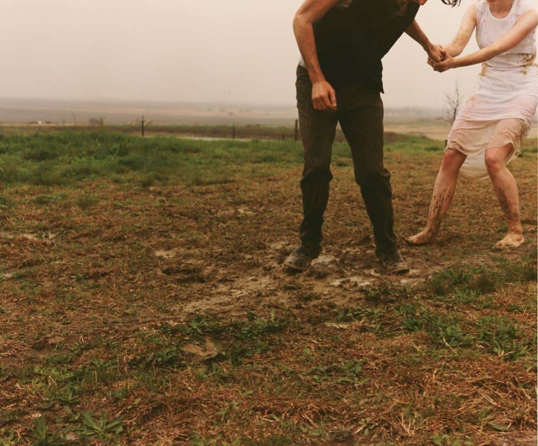 カーター・スミスさんのインスタグラム写真 - (カーター・スミスInstagram)「Fun in the mud..... for @wmag with #davidbradshaw」5月20日 23時00分 - carterbedloesmith