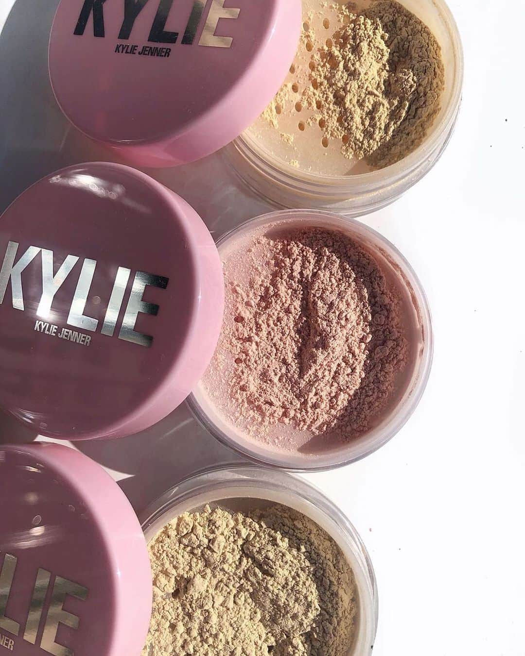 Kylie Cosmeticsさんのインスタグラム写真 - (Kylie CosmeticsInstagram)「SET TO PERFECTION 🤍 amazing for setting your base makeup and baking! fall in love with this velvety loose powder in 6 shades ✨ @makeupbyalissiac」5月20日 23時12分 - kyliecosmetics
