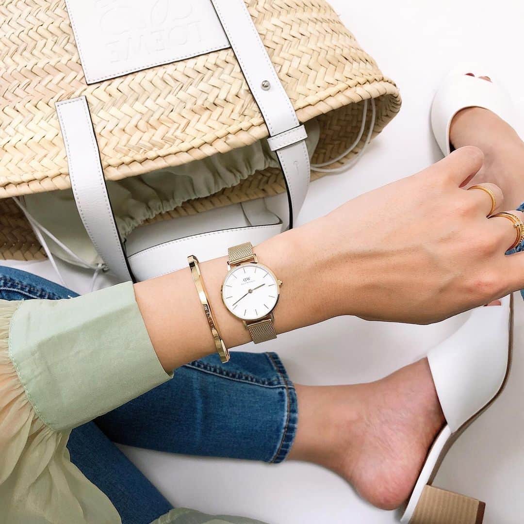Miyoのインスタグラム：「・ ・ @DanielWellington から本日発売された新色のゴールド⌚️♡ ローズゴールドに比べ、イエロー寄りの明るめのゴールド色なので、春夏コーデにも合わせやすいです👌🏻✨ 時計は28mm、バングルはSサイズ着用です♡ ・ ・ 15%offクーポンコード【miyopu】(DW公式サイトにて使用可能） 公式HP  https://www.danielwellington.com/jp ・ ・ ・ #danielwellington#DW新作#ダニエルウェリントン#DW#男女兼用#watch#時計#腕時計#手元#gift#キャンペーン#アクセサリー#ブレスレット#プレゼント#贈り物#ユニセックス#シンプル#ゴールド#シアーシャツ#サンダル#gu#ジーユー#春コーデ#夏コーデ#ママコーデ#プチプラコーデ#loewe#かごバッグ」