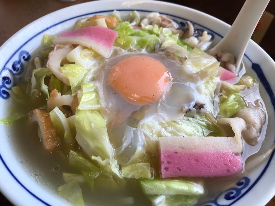 藤坂奈央さんのインスタグラム写真 - (藤坂奈央Instagram)「. 今日は朝早く出発し 雲仙・仁田峠のミヤマキリシマの取材へ✨ 今まさに見頃！ 一面美しく咲き誇る姿に癒されました☺️ 帰りは小浜ちゃんぽんを食べて 短い時間でしたが雲仙を満喫しましたよ〜🥢 . 雲仙市では現在 市民限定で 市内のホテルや旅館の宿泊費を 半額補助するキャンペーン中だそうです！ ああ、雲仙市民の方うらやましい…♨️ . #雲仙 #仁田峠 #ミヤマキリシマ #長崎 #nagasakigram #温泉 #小浜ちゃんぽん #取材ランチ #Jチャン長崎 #アナウンサー #藤坂奈央」5月20日 23時05分 - naofujisaka_