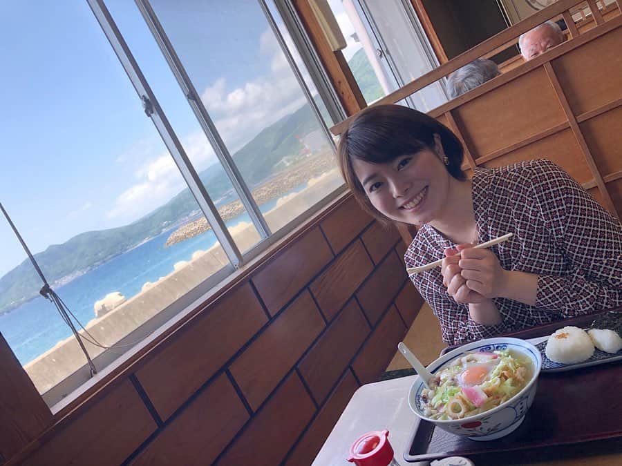 藤坂奈央さんのインスタグラム写真 - (藤坂奈央Instagram)「. 今日は朝早く出発し 雲仙・仁田峠のミヤマキリシマの取材へ✨ 今まさに見頃！ 一面美しく咲き誇る姿に癒されました☺️ 帰りは小浜ちゃんぽんを食べて 短い時間でしたが雲仙を満喫しましたよ〜🥢 . 雲仙市では現在 市民限定で 市内のホテルや旅館の宿泊費を 半額補助するキャンペーン中だそうです！ ああ、雲仙市民の方うらやましい…♨️ . #雲仙 #仁田峠 #ミヤマキリシマ #長崎 #nagasakigram #温泉 #小浜ちゃんぽん #取材ランチ #Jチャン長崎 #アナウンサー #藤坂奈央」5月20日 23時05分 - naofujisaka_