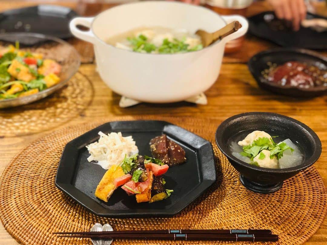 のインスタグラム：「今日の晩ご飯でした✨ ◾️鶏団子と大根はるさめスープ ◾️夏野菜と揚げの和え物 ◾️漬けマグロ ◾️大根と帆立の山椒マヨ ◾️ブロッコリー ・ 今日は、ひんやりした空気でしたね✨ 皆さまも体調気をつけてくださいね😌✨ ・ #晩ご飯 #おうちごはん #おうち時間 #マヤのごはん #stayhome #dinner #cooking #food #instafood #셀스타그램 #셀피 #셀카 #일상 #데일리 #뷰티 #미용 #좋아요 #요리 #저녁밥」