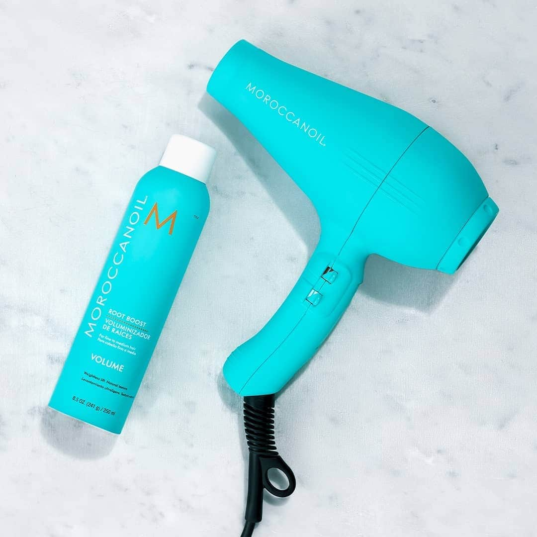 Moroccanoilさんのインスタグラム写真 - (MoroccanoilInstagram)「Don’t let your next blowout fall flat! ⛰ Here’s an easy high-volume how-to, ft. Root Boost & our Ionic Hair Dryer.  1. Spray Root Boost on towel-dried hair at the roots.  2. Use a round brush to blow-dry in sections, lifting away from the scalp. 3. To take body & movement to the next level, pair with Volumizing Mousse.」5月21日 4時40分 - moroccanoil