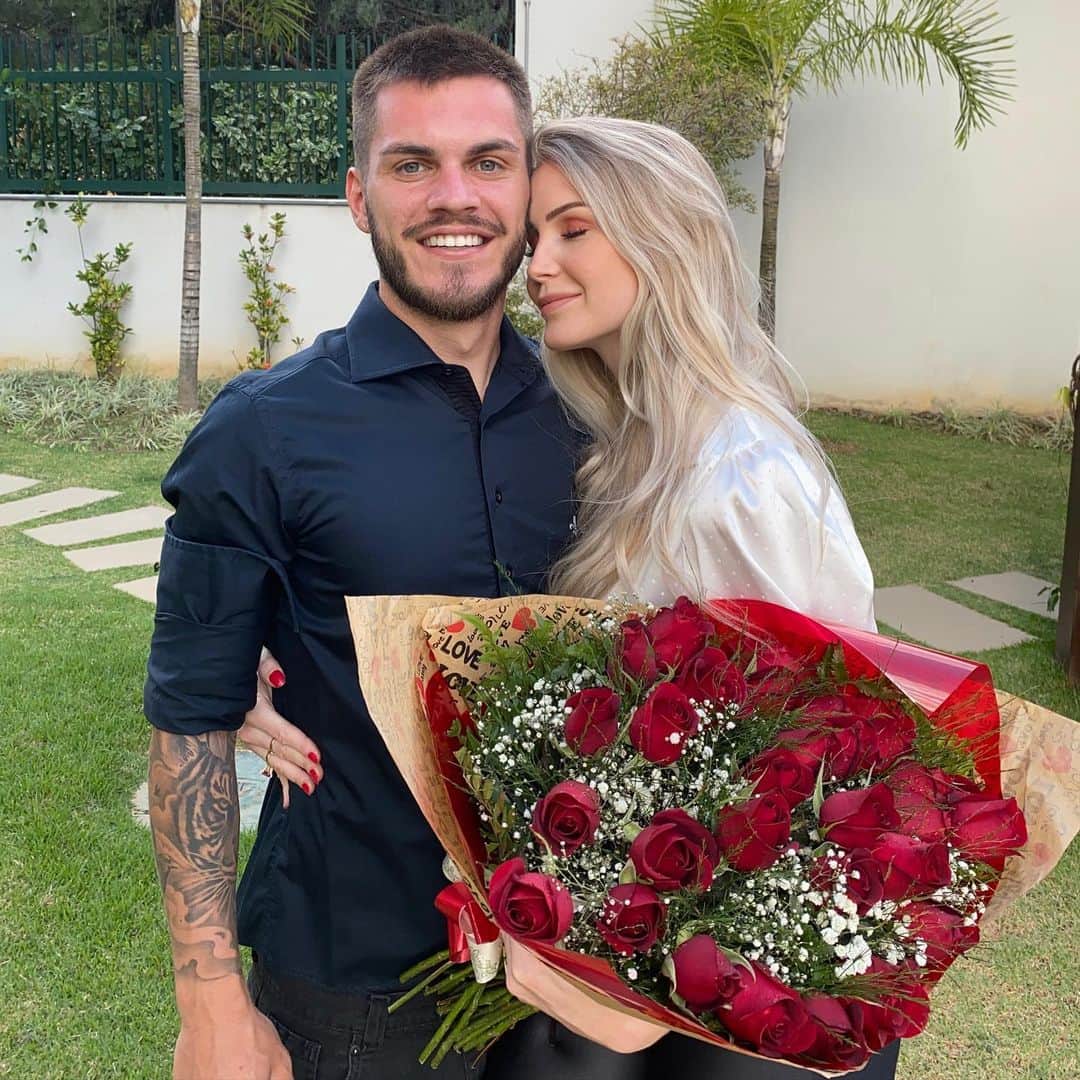 ナタンのインスタグラム：「Hoje completamos 3 anos 💍 Só tenho a te agradecer, por tudo que já passamos e vivemos. Foram experiências incríveis que nem o tempo irá apagar. Espero passar muitos anos ao seu lado, você nos faz muito bem !! ❤️ te amo muito princesa ❤️」