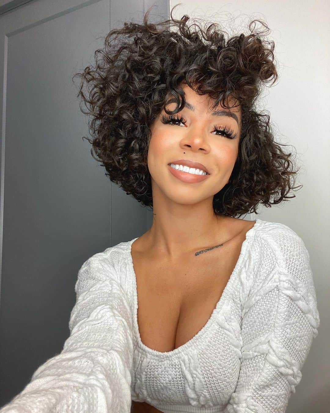 Brittany Rennerのインスタグラム：「This natural hair journey has been much harder than I originally anticipated but so WORTH IT! In retrospect, I felt like I had to cut it off so I could finally look at it. I was hiding behind the length of my hair and frequently stuffing it under a wig because I wasn’t ready to accept the reality of my hair. I still am going to rock my wigs considering how much I paid for them don’t get it twisted 🤪🤣 but this is the first time in my life that I have given my hair the proper care and attention it deserved all along! Crazy how things begin to transform when you decide to take care of YOU 💫 Lashes: @amberyishaya」