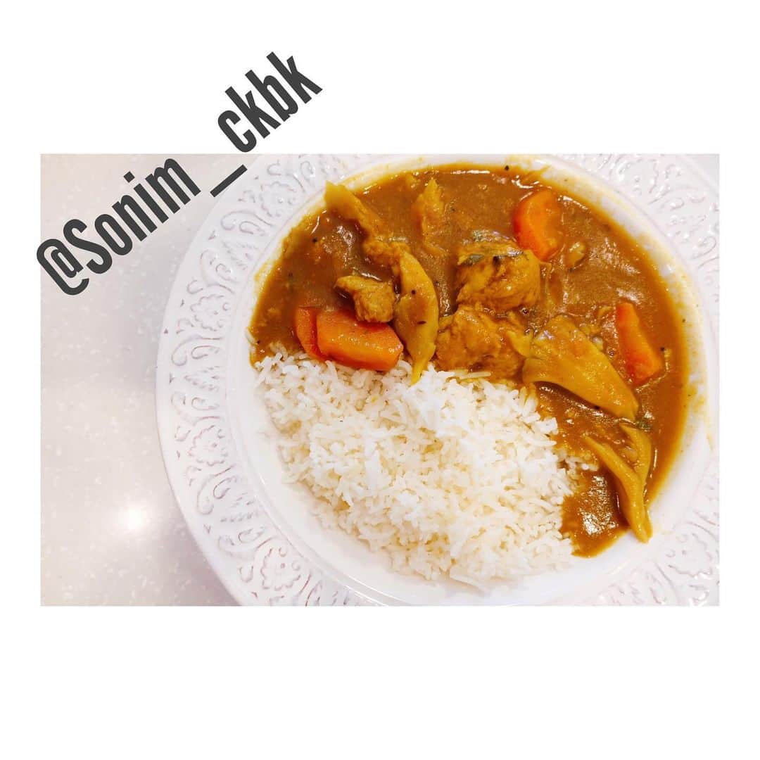 ソニン クッキングさんのインスタグラム写真 - (ソニン クッキングInstagram)「. #SonimOfficialTube に お料理動画第一弾がアップされました‼️ 🥳🎉✨ . I uploaded cooking video on my youtube channel‼️ 🍛VEGAN Japanese style Curry rice 🍛  Link in my bio! . ⬇️動画で作ったレシピはこちら the RECIPE here⬇️ ソニンのカレーライスレシピ （２人前）  人参 　１本 玉ねぎ 　１個 舞茸 　１パック カレールウ 　１００g ニンニク 　１かけ 生姜 　１かけ ソイミート 　１００g りんご 　１/８個 スタータースパイス　小さじ１ カスリメティ 　小さじ１ カレーパウダー 　小さじ１ ケチャップ 　小さじ２ メープルシロップ　　小さじ２ 中濃ソース 　小さじ１ (追記: 生姜とニンニクは摺り下ろし、カスリメティは揉んで圧力かける前に入れて下さい) . Carrot 1, Onion 1, Mushroom(you like) 1 pack, Japanese curry paste 100g, Garlic 1 clove, Ginger 1(same amount of the garlic), Vegan meat 100g, Apple 1/8 piece, Curry starter spice 1tsp, Kasoori Methi 1tsp, Curry powder 1tsp, Ketchup 2tsp, Maple syrup 2tsp, Worcestershire sauce 1tsp. . ぜひ動画みてみてね❣️ Please watch the movie of my channel on Youtube.😊 . #YoutubeCooking #VeganCooking #VeganChannel #VeganYoutube #JapaneseCurry #VeganCurry #お料理動画　#料理Youtube #カレーライス　#カレーライスの女　#ヴィーガンカレー　#ヴィーガンカレーライス　#日本カレーライス」5月20日 23時14分 - sonim_ckbk