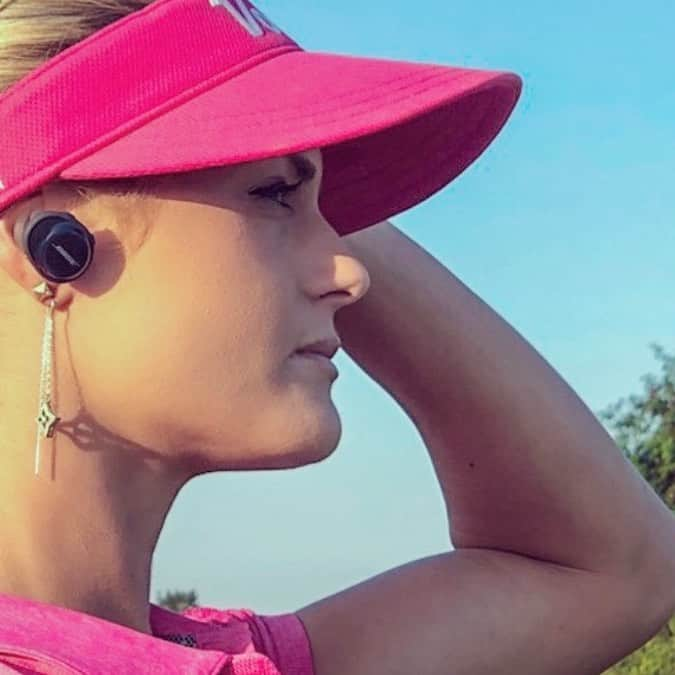 カーリー・ブースさんのインスタグラム写真 - (カーリー・ブースInstagram)「Be free, swing free, feel free. I do with my  @bose on the golf course  #soundsport #bose #headphones」5月20日 23時25分 - carlyabooth