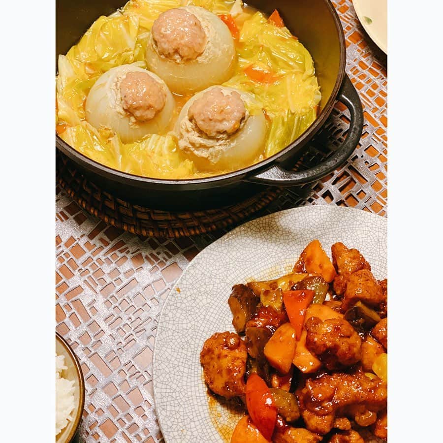 坂田陽子さんのインスタグラム写真 - (坂田陽子Instagram)「沖縄で出逢って以来、お家に遊びに行ったり、昨年はご主人の経営する備瀬の @adanresort に泊まらせてもらったり、とお付き合いが続いてる　@mitoko_abe  ミトちゃんから　#おうちごはん バトン　受け取りました😆 ・ 私からは、 昨日　#newsevery 内で 美味しさのあまり号泣してしまった😂 　@xiaowei1970 シャウウェイ先生の#幸せ中華レシピ　を。 ・ ・新玉ねぎのスープしゅうまい ・冷凍唐揚げで黒酢酢鶏 ・パラパラ納豆ニラ炒飯 ・ そのまんま、先生の パクリかい💦⁉️ いえいえ、リスペクトです‼️🤣 ・ ・ 家族が笑顔になること間違いなしの、失敗要らずの簡単でめちゃくちゃ美味しいレシピを教えていただき、即！自宅でも作ってみました。 ・ 玉ねぎしゅうまいは、見た目の可愛らしさは勿論、とにかく新玉ねぎ丸ごとの甘みを今だからこそ味わえます。 ・ 黒酢酢鶏の自家製黒酢ダレはリンゴ、オレンジの皮を使うのですが、家になかったので甘味と酸味あるし、、キウイでいっか🤣？と代用🤣（先生すみません🤣） 香りは少し足りないけどフルーティーな甘さとコクとまろやかな酸味が最高でした笑 このタレは今日はオリーブオイルと混ぜてサラダのドレッシングにしました。応用の効くめちゃ旨ダレです。 ・ パラパラチャーハンはマジで。冗談抜きで笑私史上最高のパラパラ具合に自分でもびっくり！しかも簡単なので、是非、男性陣にもチャレンジしてもらいたい一品です😆 ・ 詳しい先生のレシピはhttps://www.ntv.co.jp/every/feature/20200519.htmlです。 是非お試しを〜！ ・ 美味しいご飯でみんなを笑顔に😍 ・ ・ 次の　#おうちごはんバトン　は 見た目が派手なのに 中身は乙女🤣🤣 茶色いご飯が得意で実は家庭的なオンナ❤️ @aimasami  ヨゴちゃん！宜しく〜😆」5月20日 23時32分 - yokosakata