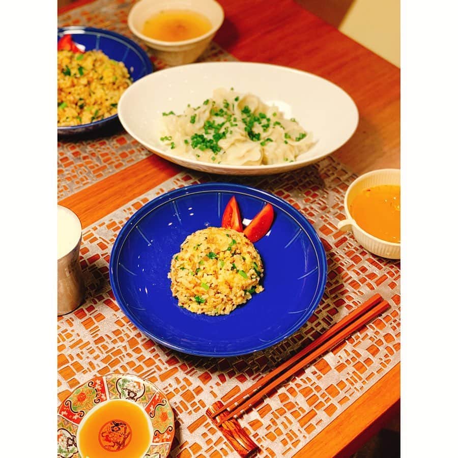 坂田陽子さんのインスタグラム写真 - (坂田陽子Instagram)「沖縄で出逢って以来、お家に遊びに行ったり、昨年はご主人の経営する備瀬の @adanresort に泊まらせてもらったり、とお付き合いが続いてる　@mitoko_abe  ミトちゃんから　#おうちごはん バトン　受け取りました😆 ・ 私からは、 昨日　#newsevery 内で 美味しさのあまり号泣してしまった😂 　@xiaowei1970 シャウウェイ先生の#幸せ中華レシピ　を。 ・ ・新玉ねぎのスープしゅうまい ・冷凍唐揚げで黒酢酢鶏 ・パラパラ納豆ニラ炒飯 ・ そのまんま、先生の パクリかい💦⁉️ いえいえ、リスペクトです‼️🤣 ・ ・ 家族が笑顔になること間違いなしの、失敗要らずの簡単でめちゃくちゃ美味しいレシピを教えていただき、即！自宅でも作ってみました。 ・ 玉ねぎしゅうまいは、見た目の可愛らしさは勿論、とにかく新玉ねぎ丸ごとの甘みを今だからこそ味わえます。 ・ 黒酢酢鶏の自家製黒酢ダレはリンゴ、オレンジの皮を使うのですが、家になかったので甘味と酸味あるし、、キウイでいっか🤣？と代用🤣（先生すみません🤣） 香りは少し足りないけどフルーティーな甘さとコクとまろやかな酸味が最高でした笑 このタレは今日はオリーブオイルと混ぜてサラダのドレッシングにしました。応用の効くめちゃ旨ダレです。 ・ パラパラチャーハンはマジで。冗談抜きで笑私史上最高のパラパラ具合に自分でもびっくり！しかも簡単なので、是非、男性陣にもチャレンジしてもらいたい一品です😆 ・ 詳しい先生のレシピはhttps://www.ntv.co.jp/every/feature/20200519.htmlです。 是非お試しを〜！ ・ 美味しいご飯でみんなを笑顔に😍 ・ ・ 次の　#おうちごはんバトン　は 見た目が派手なのに 中身は乙女🤣🤣 茶色いご飯が得意で実は家庭的なオンナ❤️ @aimasami  ヨゴちゃん！宜しく〜😆」5月20日 23時32分 - yokosakata