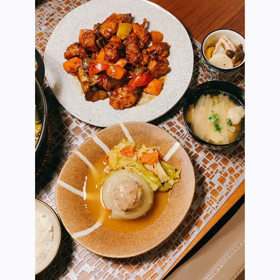 坂田陽子さんのインスタグラム写真 - (坂田陽子Instagram)「沖縄で出逢って以来、お家に遊びに行ったり、昨年はご主人の経営する備瀬の @adanresort に泊まらせてもらったり、とお付き合いが続いてる　@mitoko_abe  ミトちゃんから　#おうちごはん バトン　受け取りました😆 ・ 私からは、 昨日　#newsevery 内で 美味しさのあまり号泣してしまった😂 　@xiaowei1970 シャウウェイ先生の#幸せ中華レシピ　を。 ・ ・新玉ねぎのスープしゅうまい ・冷凍唐揚げで黒酢酢鶏 ・パラパラ納豆ニラ炒飯 ・ そのまんま、先生の パクリかい💦⁉️ いえいえ、リスペクトです‼️🤣 ・ ・ 家族が笑顔になること間違いなしの、失敗要らずの簡単でめちゃくちゃ美味しいレシピを教えていただき、即！自宅でも作ってみました。 ・ 玉ねぎしゅうまいは、見た目の可愛らしさは勿論、とにかく新玉ねぎ丸ごとの甘みを今だからこそ味わえます。 ・ 黒酢酢鶏の自家製黒酢ダレはリンゴ、オレンジの皮を使うのですが、家になかったので甘味と酸味あるし、、キウイでいっか🤣？と代用🤣（先生すみません🤣） 香りは少し足りないけどフルーティーな甘さとコクとまろやかな酸味が最高でした笑 このタレは今日はオリーブオイルと混ぜてサラダのドレッシングにしました。応用の効くめちゃ旨ダレです。 ・ パラパラチャーハンはマジで。冗談抜きで笑私史上最高のパラパラ具合に自分でもびっくり！しかも簡単なので、是非、男性陣にもチャレンジしてもらいたい一品です😆 ・ 詳しい先生のレシピはhttps://www.ntv.co.jp/every/feature/20200519.htmlです。 是非お試しを〜！ ・ 美味しいご飯でみんなを笑顔に😍 ・ ・ 次の　#おうちごはんバトン　は 見た目が派手なのに 中身は乙女🤣🤣 茶色いご飯が得意で実は家庭的なオンナ❤️ @aimasami  ヨゴちゃん！宜しく〜😆」5月20日 23時32分 - yokosakata