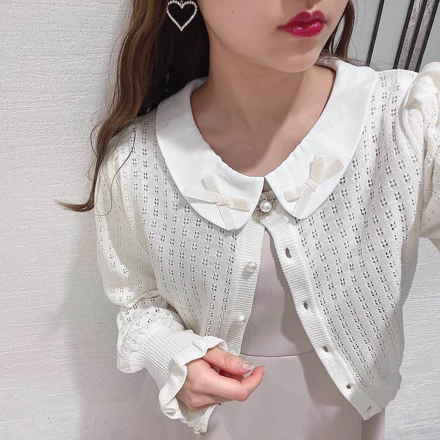 evelyn.coordinateさんのインスタグラム写真 - (evelyn.coordinateInstagram)「・ ♡re arrival♡ ・ ☑︎襟リボンOP ¥7,900+tax ・ ☑︎透かし編みパールボタンカーデ ¥4,900+tax ・ staff 152cm ・ #襟リボンOP#透かし編みパールボタンカーデ#エブリン#evelyn#instagram#followme」5月20日 23時36分 - evelyn.coordinate