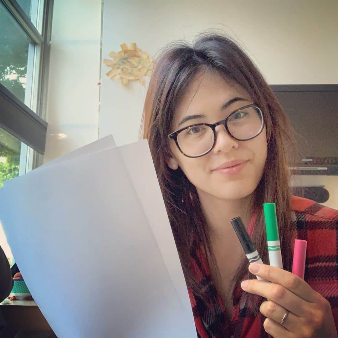 プリシラ・アーンのインスタグラム：「Today’s IG Live Kid show will have a very special guest ~ @polkaros ~ one of my favorite artists ever.  Everything she creates makes me happy!! So bring some markers and paper and get ready for some drawing and music fun!! Swipe to see some of her amazing creations! #morninghair」
