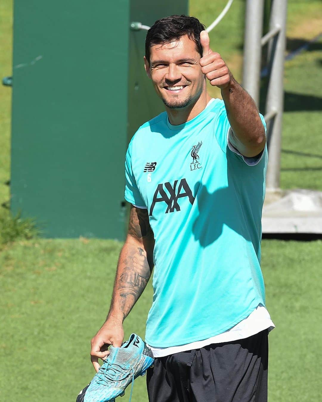 デヤン・ロヴレンさんのインスタグラム写真 - (デヤン・ロヴレンInstagram)「Great to be back at Melwood today in the sunshine and to begin team training in small groups again, felt like first day in the school. It's an important first step for us after a few weeks at home and the time away makes you really appreciate being back with the boys and the staff. Now, let's get to work... 😁💪🏻」5月20日 23時47分 - dejanlovren06