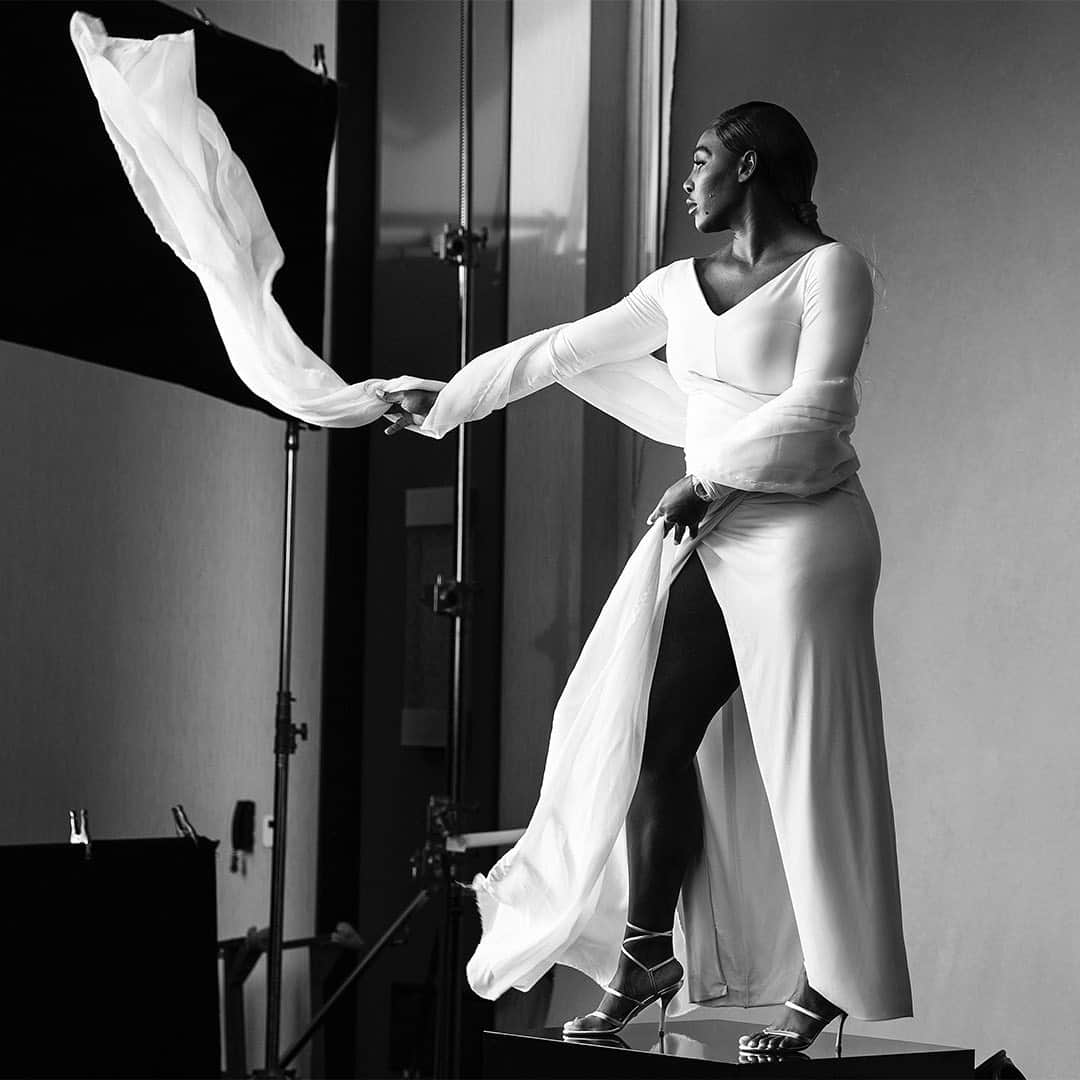 スチュアートワイツマンさんのインスタグラム写真 - (スチュアートワイツマンInstagram)「A chic sneak peek: @serenawilliams on the set of our campaign shoot. #JULINA #SerenaWilliams #SWWomen #BTS #StuartWeitzman」5月20日 23時57分 - stuartweitzman