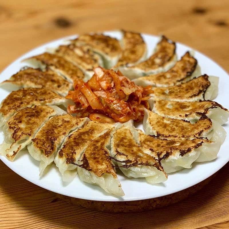 のインスタグラム：「【#飯テロ御免ください】  焼き餃子をフライパンに丸く並べて焼いて、真ん中に…  福島の円盤餃子は元々餃子を入れて焼いちゃう 浜松餃子はもやしをいれちゃう  さぁ、真ん中に入れるのは何が正解か。 キムチはいかがでしょうか？箸休めに。  はい、ビール泥棒の完成♡  餃子大好き芸人からの提案です^ ^  #餃子好きな人と繋がりたい #料理好きな人と繋がりたい #餃子スタグラム #ぎょうざ #🥟 #ギョウザ #ギョーザ  #焼き餃子 #gyoza #キムチ #ビール #飯テロ #餃子とビール #おうちごはん #instafood #stayhome #cooking #グルメ #野菜ソムリエ #アスリートフードマイスター #フードコーディネーター #食育インストラクター #bbqインストラクター #こども成育インストラクター #料理研究家 #料理男子 #料理芸人 #餃子芸人 #クック井上。」