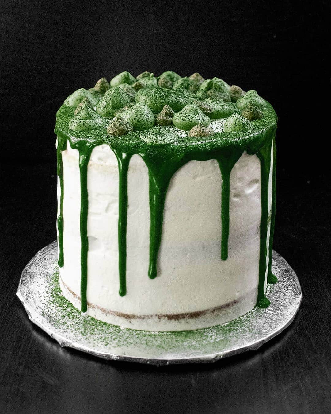 Matchæologist®さんのインスタグラム写真 - (Matchæologist®Instagram)「Oh my Matcha!! 😱 Tag a #MatchaMate who would go crazy over this delicious-looking #Matcha #Vanilla #Cake. 🍰 Thanks to @mariozeats for creating this mouthwatering masterpiece! 😋 . We challenge you to make your own matcha cakes at home! Try our Midori™ Culinary Matcha. It’s a perfect matcha grade for use in your favourite dessert recipes! . 👉 Click the link in our bio @Matchaeologist to find out more about our premium-quality matcha. 🍵 . Matchæologist® #Matchaeologist Matchaeologist.com」5月20日 23時58分 - matchaeologist