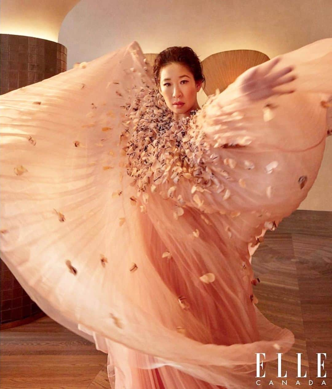 メアリーカトランズさんのインスタグラム写真 - (メアリーカトランズInstagram)「The force that is #SandraOh @iamsandraohinsta in this month’s @Ellecanada.  Creative Director & Stylist  @anniehorth Stylist @patrickvimbor  Photographer @gregswalesart」5月21日 0時13分 - marykatrantzou