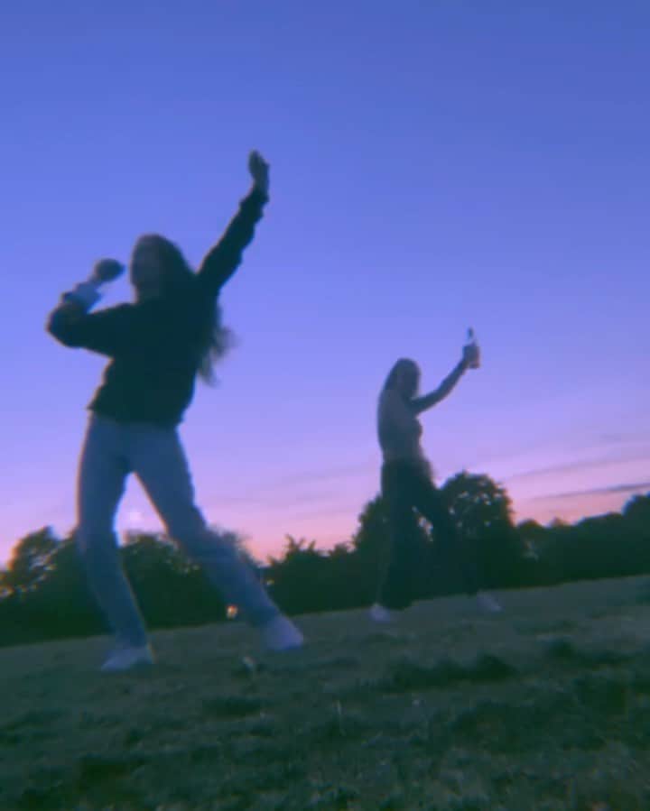 Amelia Gethingのインスタグラム：「Quarantine: day 62. We have adapted to social distance dancing in a field with wine and a lovely sunset. Straight up vibin 🌻🕺🏻」
