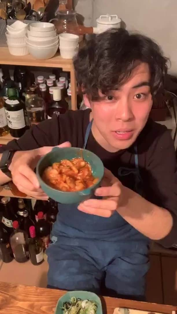 Iguchi Takuto... おうちごはんおじさんのインスタグラム：「らくうまチャンネルの全編は、IGTVから見ることができます🎥動画の左下の『IGTV動画を見る』を押して下さいね😌 ﻿ ﻿ ..ゆるゆるトーク😙﻿ おつまみを食べながら、呑みながらお話タイム。﻿ 結構深い話もできたので楽しかったですー！！﻿ 遅くまでありがとうございました😋﻿ まだ見てない方は、﻿ お時間ある時に流し見してください☻笑 ﻿ ﻿ ﻿ 美味しいで日本を元気に꒰⍨꒱.+*﻿ ﻿ ━…━…━…━…━…━…━…━…━…━﻿ ﻿ ▼.料理教室主宰しています🍳(..開講祝1年💐)﻿ Foodies Labo(@foodies_labo)﻿ 簡単×美味しいに拘り、都内で料理教室を開催しています。﻿ 料理初心者•初参加の方•お友達との参加も大歓迎🙆‍♂️🙆‍♀️﻿ まずは気軽にフォローして下さい！﻿ ﻿ ▼.デリバリー専門のレストランを始めました🍴 ﻿ Foodies Tokyo(@foodies_tokyo)﻿ 不定期での営業となりますが、﻿ Uber Eatsに出店しています！﻿ イベントなども都度行っていますので、﻿ 詳しくは、公式アカウントをご覧下さい！﻿ ﻿ ▼.ストーリーズのハイライトをまとめました🎥﻿ 過去にストーリーズで配信した、イベントの様子や、﻿ 企業さまとのお仕事、日々の料理のシーン、﻿ 自身の掲載記事など、アイコン毎にまとめています。﻿ ご興味ある方はご覧下さい！﻿ ﻿ ━…━…━…━…━…━…━…━…━…━﻿ #らくうまチャンネル#らくうま飯#らくうま料理#らくうま料理家#らくうま料理研究家#料理家#料理研究家#フードスタイリスト#井口タクト#おうちごはん#おうちごはんおじさん#料理男子#家庭料理#簡単料理#時短料理#簡単ごはん#手作りごはん#料理記録#飯テロ#料理好きな人と繋がりたい#Live配信 #料理Live#らくうまレシピ#おうちごはんおじさんのレシピ #時短レシピ #簡単レシピ #レシピ#Foodstylist#ouchigohan_ojisan#japanesefood」