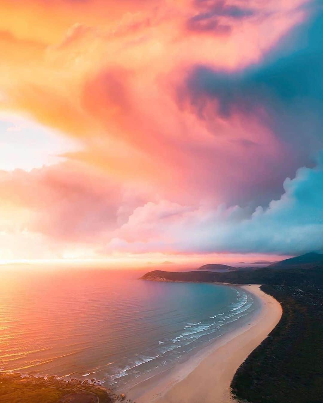 bestvacationsのインスタグラム：「Sunsets in Australia 🌅 Tag who you’d take here! By @tomnoske #BestVacations」