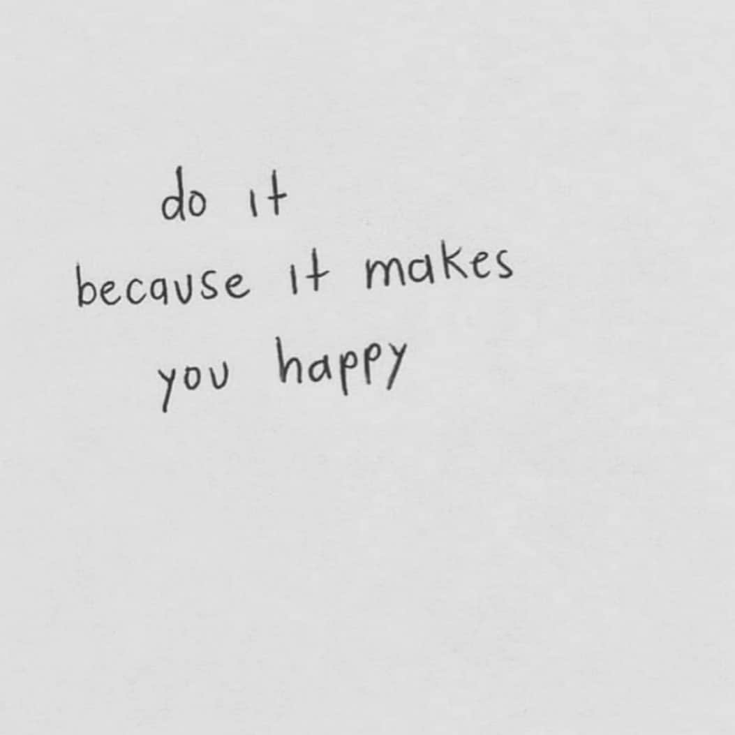 ダニエル・パナベイカーのインスタグラム：「Even during these challenging times, it’s important to try and do things that bring you joy. I’m enjoying baking more than ever and reading children’s books. What about you?」