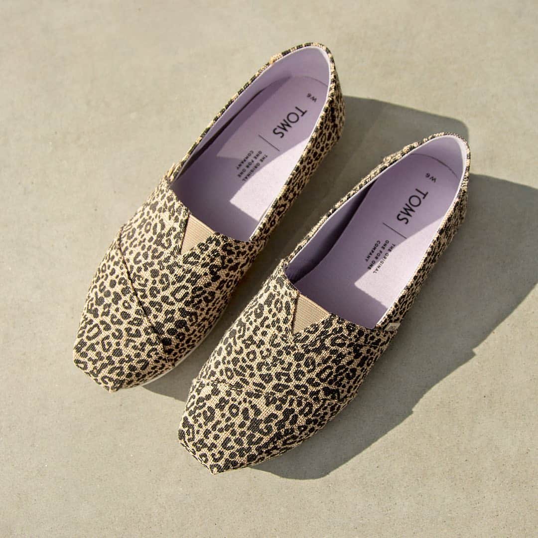 トムズシューズのインスタグラム：「You're on the hunt for meaningful ways to help support COVID-19 relief efforts. And these shoes? They're spot on. // Learn more about the TOMS Global Giving Fund, link in bio.」