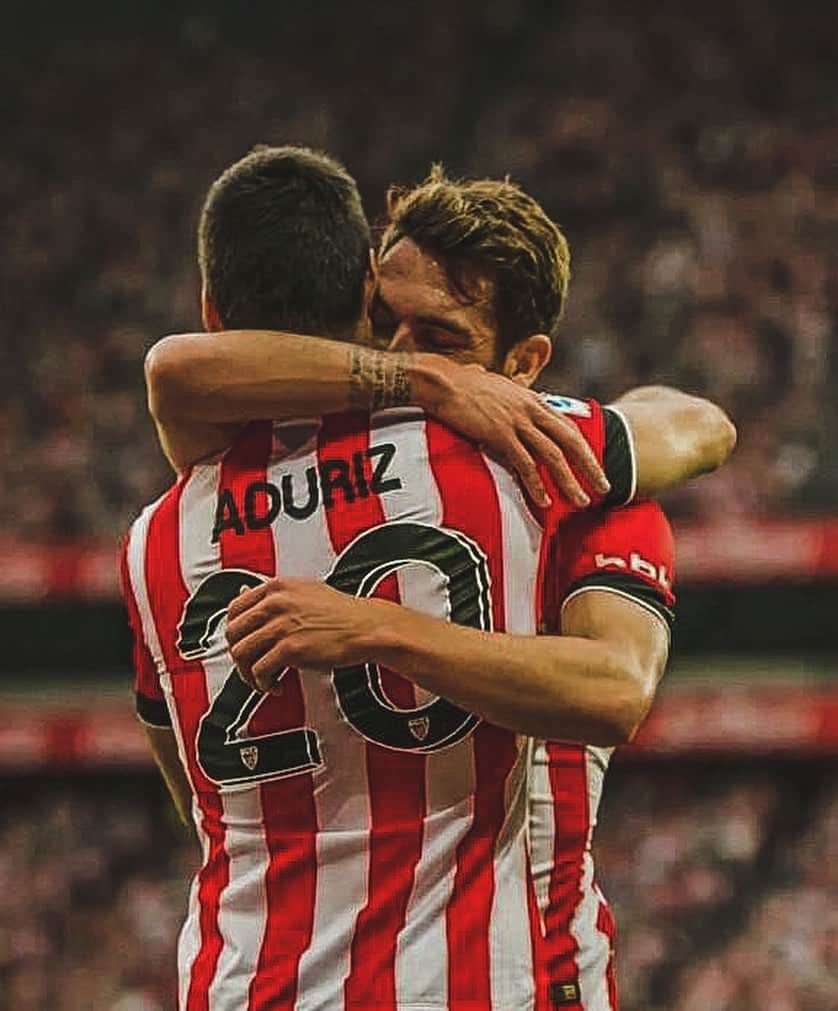 イバイ・ゴメスのインスタグラム：「‪Ter Stegen dijo de ti que eres el rival más difícil al que se ha enfrentado, yo puedo decir que eres el compañero al que más fácil me ha resultado ponerle un centro.  Me considero todo un privilegiado por haber podido disfrutar de ti.‬🙏🏻 ‪Tu ausencia nos deja el mayor de los retos por delante ya que nos obligará a ser mejores para no acusar tu vacío.  Te echaremos mucho de menos, aficionados y compañeros.‬ ‪¡Pero no te olvides! ¡Nos vemos en la gabarra!🙈🏆 ‬ • Zure agurrak erronkarik handienaren aurrean uzten gaitu… eta, zure hutsunea ez nabaritzeko, hobeagoak izaten saiatuko gara. Zure falta igarri egingo dugu, harmailetan eta zelaietan. Hori bai, ahaztu barik gabarran elkar ikusiko dugula 🙈🏆 ‬ ‪MILESKER LEGEND! 🎩👏🏼 #AA20 ‬ ‪#AGURARITZ 🔴⚪️‬」