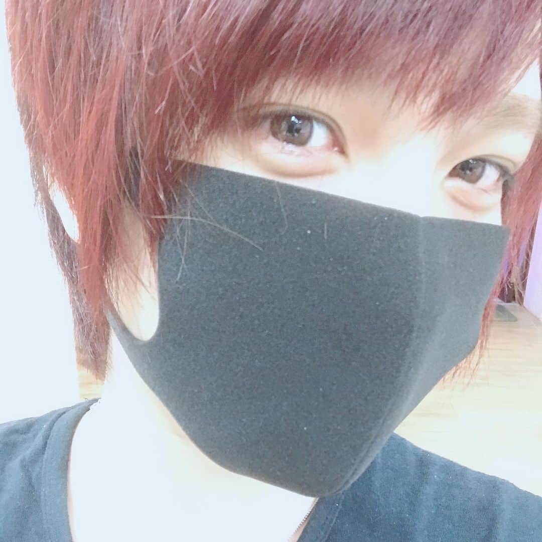 大咲貴徳のインスタグラム：「ラスト・サカモト・ヘアカット＆カラー✂️ 上京してから約10年間ずっとカットとカラーして下さった坂本さんが、しばらく東京を離れるとの事でこんな時期ですがお世話になりました！ . . 好評だった赤髪に戻しました😎 坂本さんホンマお世話になりました！！！ . . 我要了紅頭髮！✂️ 適合嗎？？ 想早點去臺灣🛬 . . #赤髪 #前下がりボブ #って友達に言われた笑 #元アイドル #台湾 #youtuber #涙袋ヒアルロン酸してません #目頭切開もしてません #整形した事ありません #生まれた時から涙袋ありました」
