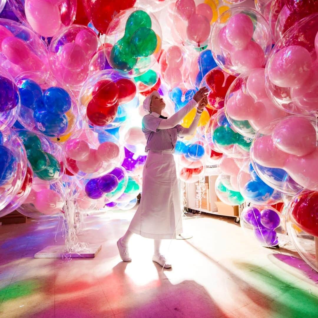 Walt Disney Worldのインスタグラム：「Read the story behind this photo of the “Balloon Room” from the photographer 📸 who took it in this week’s Behind the Camera. Link in bio. #DisneyMagicMoments ✨ #DisneyCastLife」