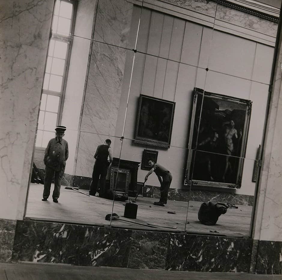ルーブル美術館さんのインスタグラム写真 - (ルーブル美術館Instagram)「. 🇫🇷 Le mercredi, c’est #HistoireDuLouvre ! Aujourd’hui, nous vous proposons un saut dans le temps grâce aux photographies de Pierre Jahan. ⤵️ - 📸 En 1946, le photographe est chargé de couvrir la réouverture du Louvre après la seconde Guerre Mondiale. Le musée, transformé par de grandes campagnes de travaux, rouvre peu à peu ses portes entre 1945 et 1947. - 👀 Pierre Jahan immortalise le retour et l’installation des œuvres qui avaient été déplacées à la demande de Jacques Jaujard. Empaquetés dans plusieurs centaines de caisses, sculptures, objets d’art et 3690 tableaux avaient ainsi pris la route en 1939. - 👈 Glissez vers la gauche pour découvrir ses images ! - - - 🌎 Wednesday, it’s #LouvreHistory ! Today, we offer you to step back in time thanks to Pierre Jahan’s photos. ⤵️ - 📸 In 1946, the photographer was commissioned to cover the reopening of the Louvre after World War II. The museum, transformed by major renovation work, gradually opened to the public between 1945 and 1947. - 👀 Pierre Jahan immortalizes the return and installation of the works that had been moved at the request of Jacques Jaujard. Stowed away in several hundred crates, sculptures, decorative objects and 3,690 paintings took to the road in 1939. - 👈 Swipe left to discover his pictures! - 📷 © Musée du Louvre / Pierre Jahan . . . #Louvre #MuséeDuLouvre」5月21日 0時29分 - museelouvre