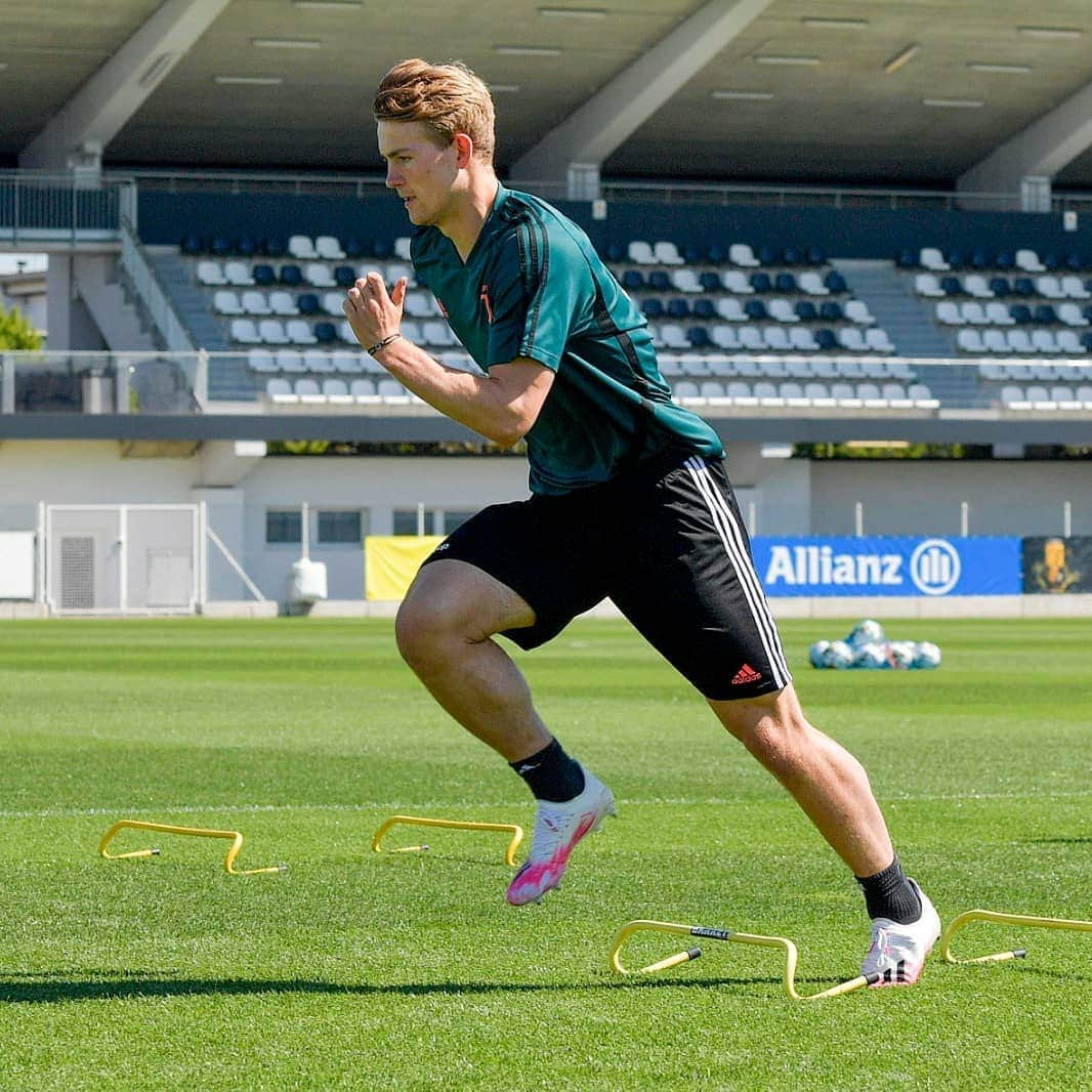 ユヴェントスFCさんのインスタグラム写真 - (ユヴェントスFCInstagram)「Arriving in style and working hard on the pitch! 🚙⚽💪 #ForzaJuve」5月21日 0時29分 - juventus