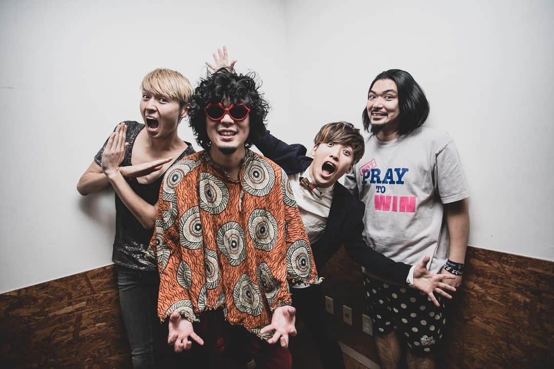 長島涼平のインスタグラム：「the telephones ハッピーバースデー！！ なんだかんだ15周年。15年経った今も思う。なんか、変なバンドだなって。  #thetelephones #15周年 #おめでとう #ありがとう  photo by @nekoze_photo」