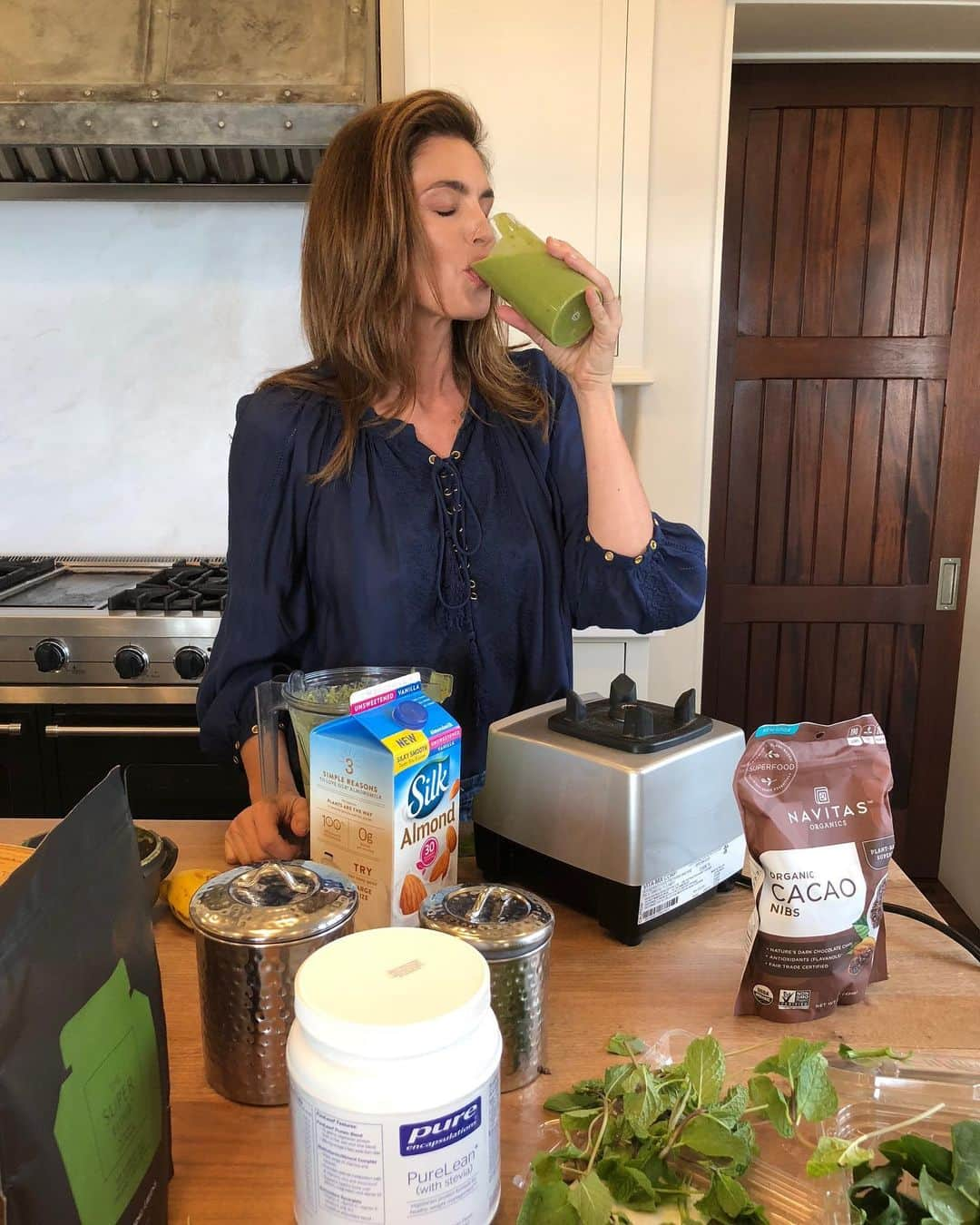 シンディ・クロフォードさんのインスタグラム写真 - (シンディ・クロフォードInstagram)「Kickstarting my morning 🍌🥬🥛Here’s my my favorite at-home smoothie recipe, if you guys want to try it!⠀ ⠀ 1 cup almond milk⠀ 1/3 frozen banana⠀ 1 cup fresh spinach⠀ 10 fresh mint leaves⠀ 1 scoop protein⠀ 2 teaspoons of @WelleCo Superelixir Greens⠀ + Small handful cacao nibs」5月21日 0時45分 - cindycrawford