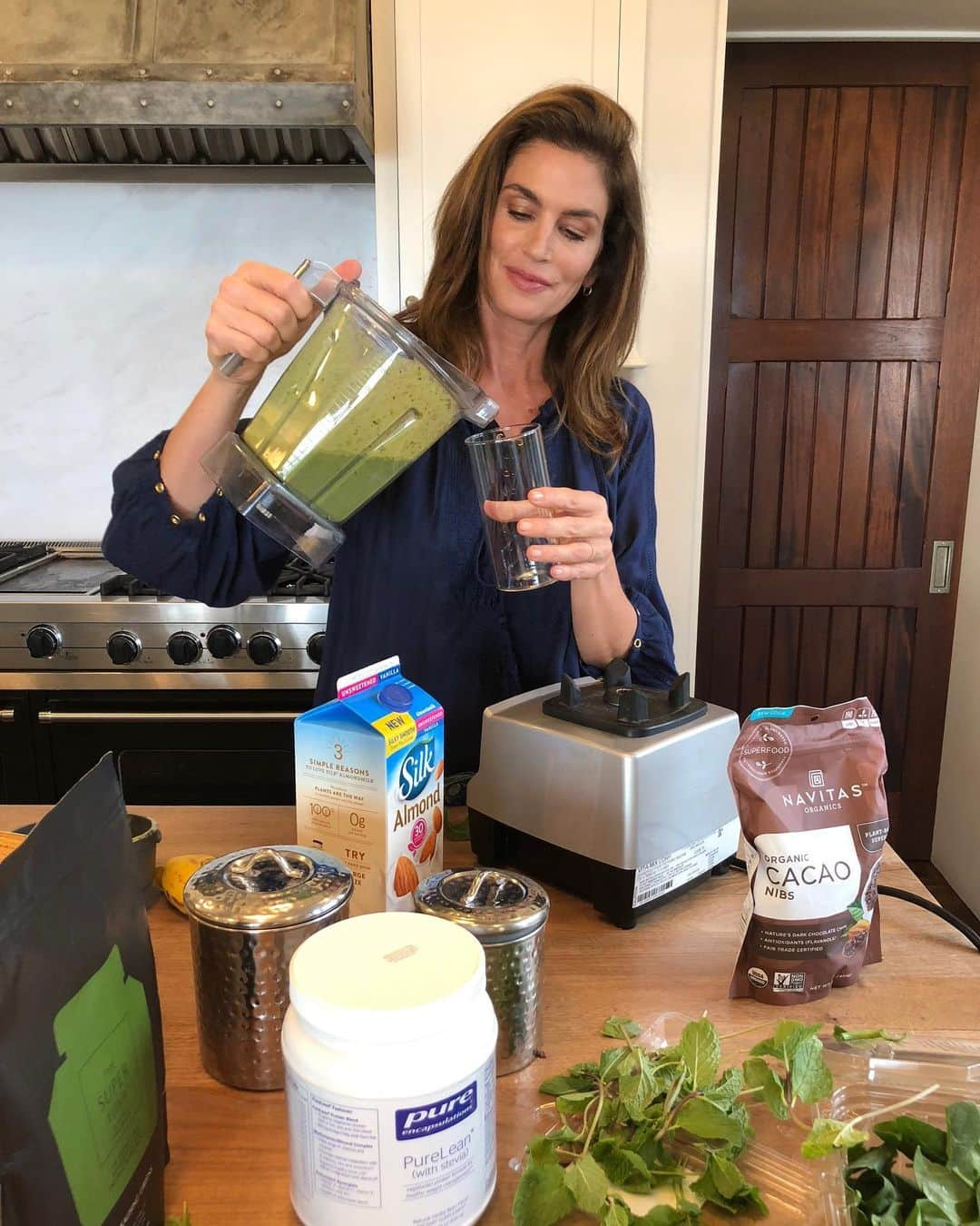 シンディ・クロフォードさんのインスタグラム写真 - (シンディ・クロフォードInstagram)「Kickstarting my morning 🍌🥬🥛Here’s my my favorite at-home smoothie recipe, if you guys want to try it!⠀ ⠀ 1 cup almond milk⠀ 1/3 frozen banana⠀ 1 cup fresh spinach⠀ 10 fresh mint leaves⠀ 1 scoop protein⠀ 2 teaspoons of @WelleCo Superelixir Greens⠀ + Small handful cacao nibs」5月21日 0時45分 - cindycrawford