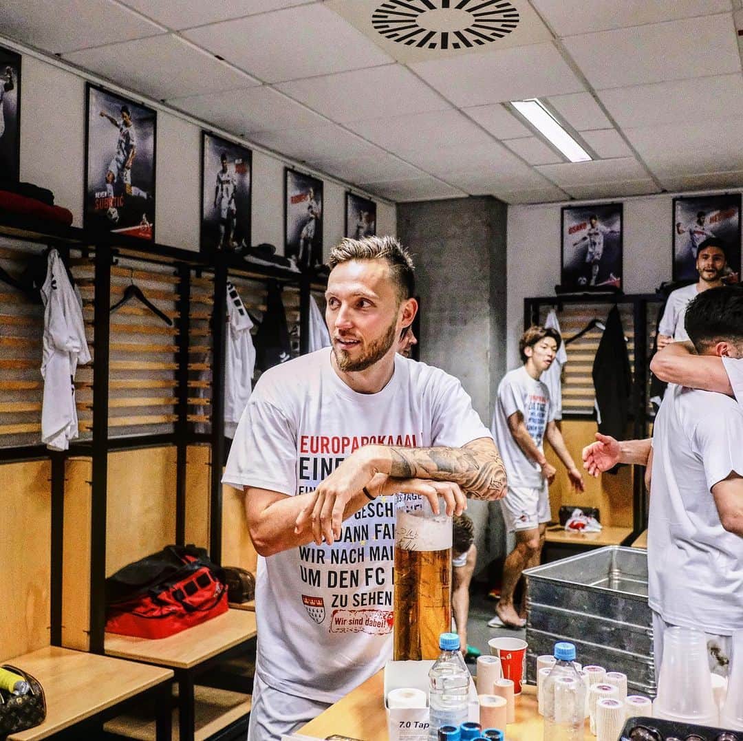 マルコ・ヘーガーのインスタグラム：「20.05.2017👉🏼 @fckoeln #effzeh #international Überragendes Team ❤️ . . Wie geil war das😍🔥? . . #fc #dream #team #proud #together #positivevibes #köln #europa #league #mh6 #liebedeinestadt #blessed」