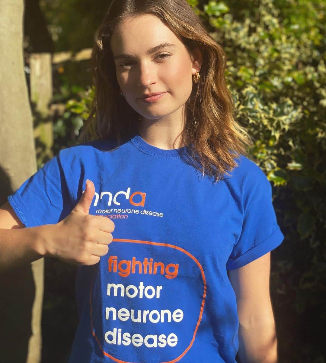 リリー・ジェームズさんのインスタグラム写真 - (リリー・ジェームズInstagram)「Wearing my hat (/ T-shirt) as patron of the North London Branch of the The Motor Neurone Disease Association, a cause very close to my heart. I’m sending you this message to say keep well and safe. And for everyone, everywhere who finds themselves affected by MND, don’t forget the staff and volunteers are still here to support you 💙 #mndaasscociation #MND @mndassoc xxxxx link in bio to access all branches xxx」5月21日 0時58分 - lilyjamesofficial