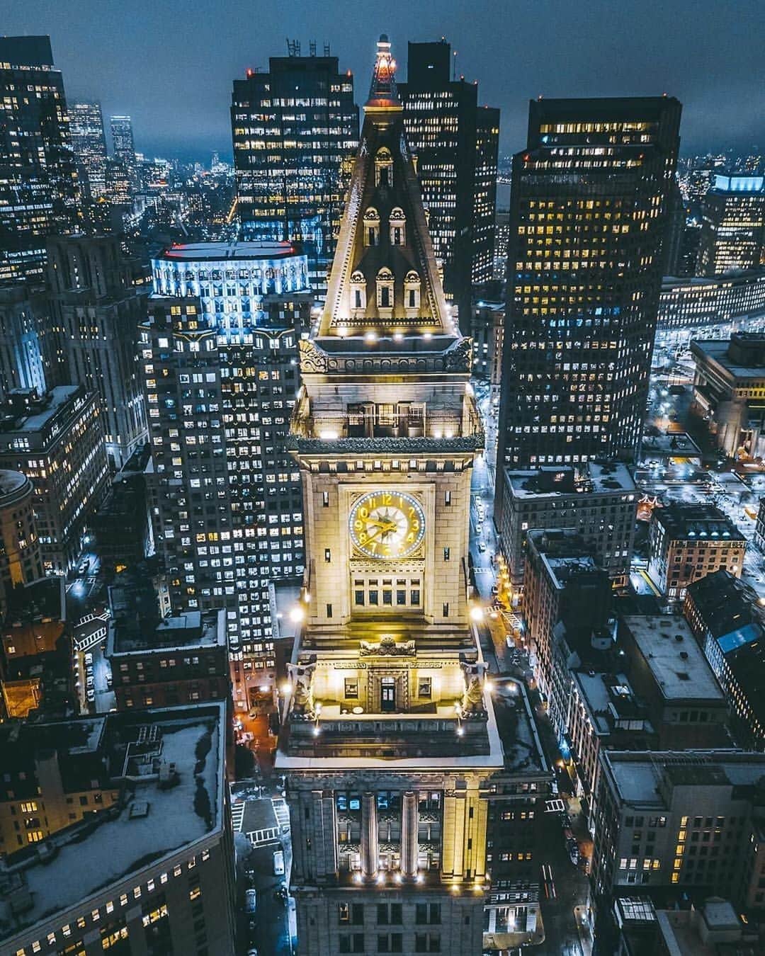 Visit The USAさんのインスタグラム写真 - (Visit The USAInstagram)「Nighttime views of #Boston. 🌃 Did you know that the Custom House Tower was built in 1915 and was one of Boston's first skyscrapers? #TravelTip: Check out the observation deck on the 26th floor for amazing views! 📷: @chrisrocco #VisitTheUSA」5月21日 1時00分 - visittheusa