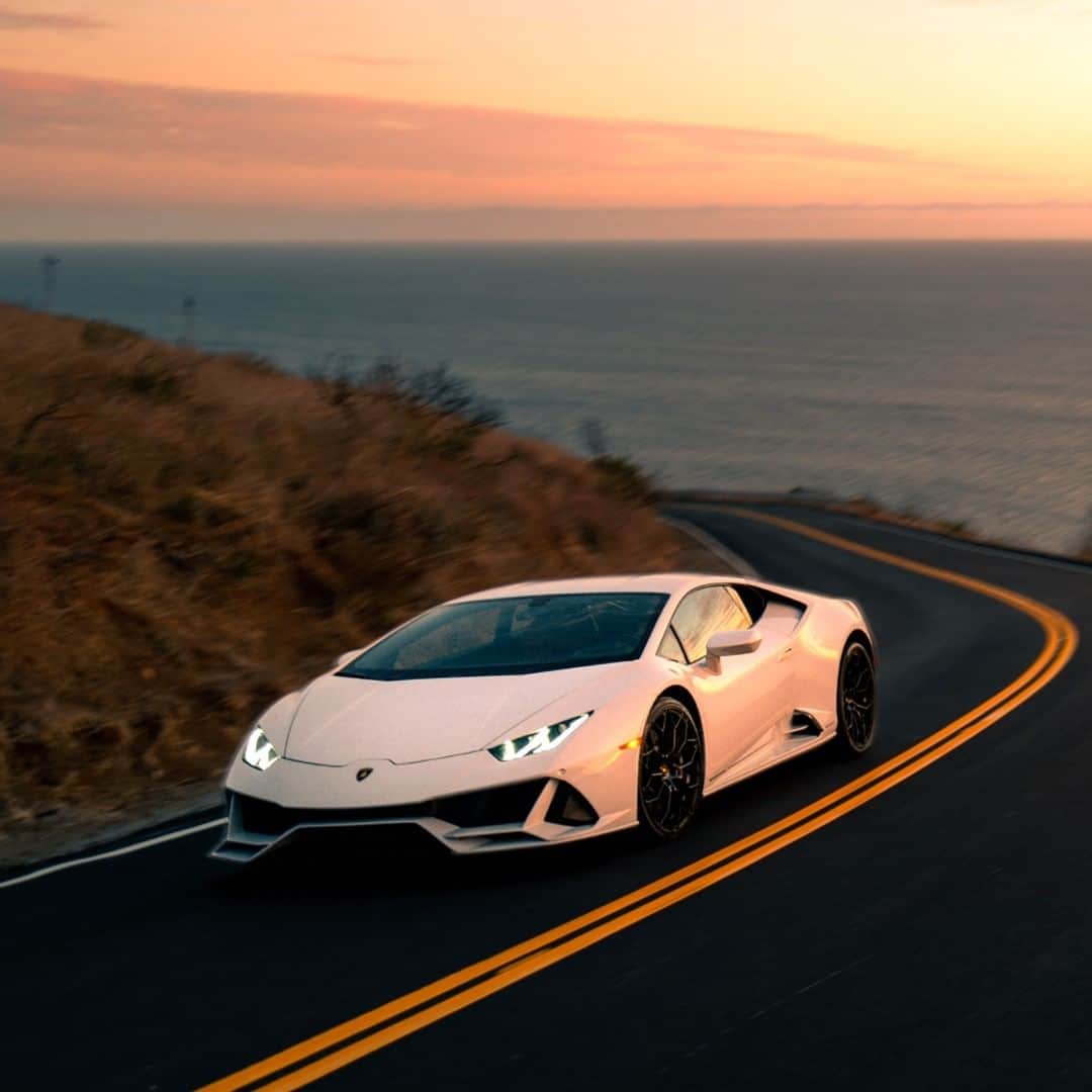 ランボルギーニのインスタグラム：「Innovation and emotion come together to create something beautiful.  Huracán EVO captures the true essence of a Lamborghini and exhibits the prowess and performance of this remarkable Super Sports Car.  Shot by @lifeof_riley.  #Lamborghini #HuracanEVO #EveryDayAmplified」