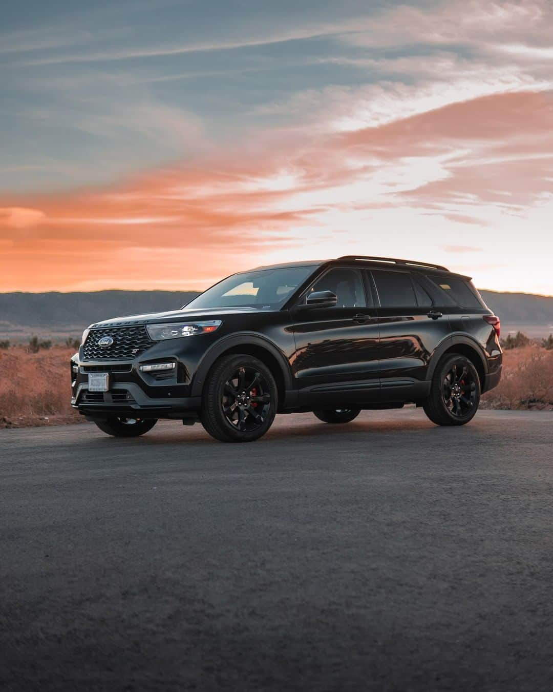 Fordさんのインスタグラム写真 - (FordInstagram)「Fresh air and sunsets just hit different these days. . 🚘: @andrew91848 📷: @yorkeeem . #Ford #FordExplorer」5月21日 1時00分 - ford