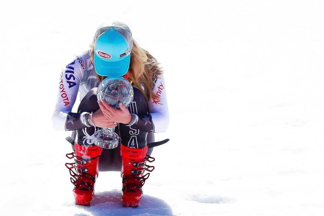 ミカエラ・シフリンのインスタグラム：「The 2018-19 season was a whirlwind. It was full of incredible moments—tough moments—and just a lot of emotion in general. From winning my first super-G race in Lake Louise to World Championships (and that slalom race where I was sicker than I’ve ever been at a race), winning my first GS globe, and beyond...it was a season I will never forget.  Throughout all of the records and the wins and the hype, my team and the people around me did the most amazing job of helping me stay focused on OUR goals—which was simple and is simple—it’s really just focusing on the process of improving my skiing, my technique, and my tactics...and that’s it. I feel like there’s always something I can do better, and my parents and coaches have taught me that thinking about skiing from that perspective vs. winning in and of itself, was going to be a more fulfilling way of approaching the sport.  I think that right now, without sports, a lot of people are really excited about the opportunity to look back on their favorite past performances. NBC produced a short documentary in December that covered my 2018-19 season. And now, I’m really excited to announce that @nbcolympics is re-airing the “Mikaela’s Masterpiece” special they created on the NBC Olympics’ Facebook page on Friday, May 22nd at 8pm ET. Join me, as I’ll be there watching along with you and answering fan questions as we run through the show. #weareskiing 👏👏 📷: Eric Alonso」