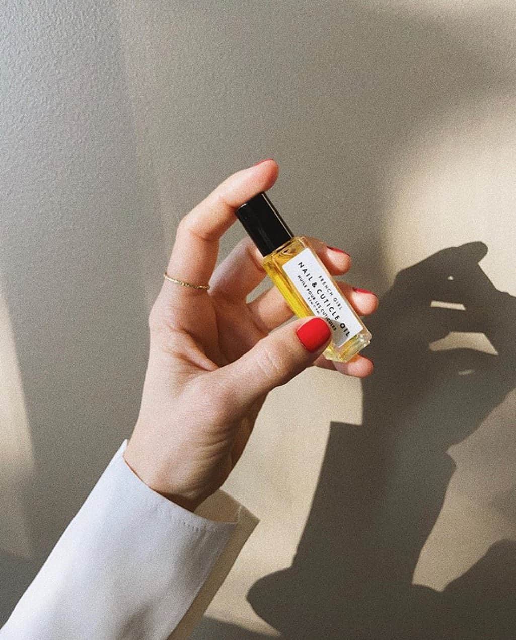 FRENCH GIRLさんのインスタグラム写真 - (FRENCH GIRLInstagram)「FRENCH GIRL Must-Haves, Day 3: Nail & Cuticle Oil 💅 30% OFF, today only! . A luxurious roll-on remedy for manicure-ready hands (and perfect for dehydrated quarantine hands!), this golden elixir is formulated with an enriching blend of dynamic botanical extracts and essential oils to heal and hydrate, stimulate growth, and improve and maintain the health of nails and cuticles. ✨ . Conveniently sized for on-the-go, Nail & Cuticle Oil is a true holy grail product: simply roll on to nails, massage into skin, and voilà — stronger, healthier nails and hydrated hands. Use daily or as needed 🤍 . Photo by @kaylacoleman_」5月21日 1時23分 - frenchgirlorganics