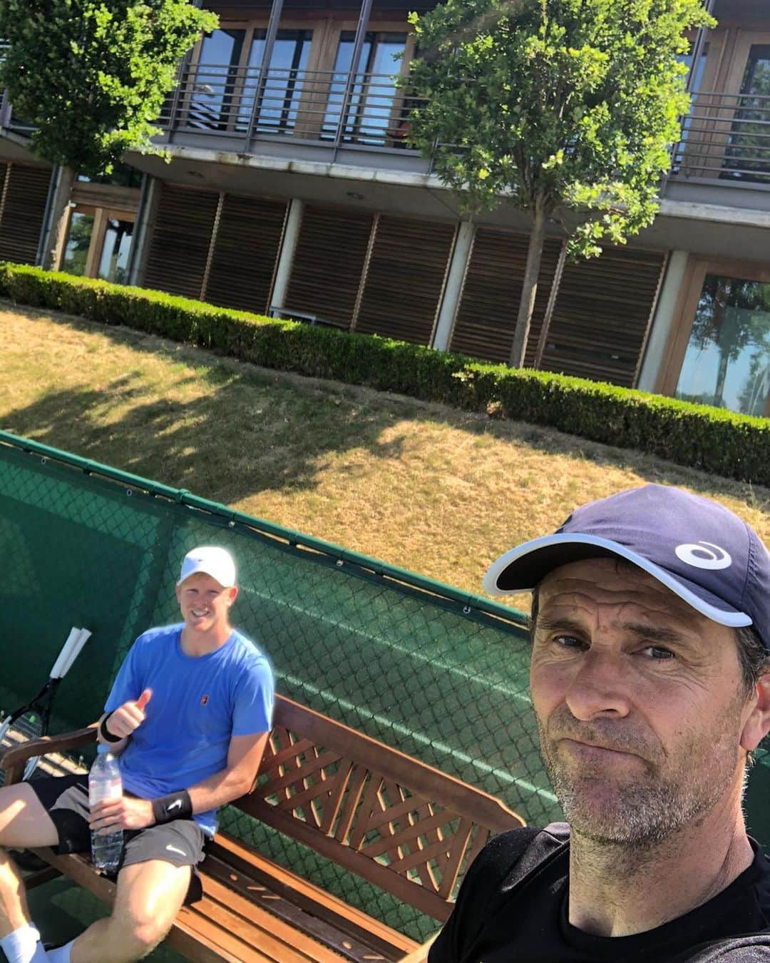 カイル・エドマンドさんのインスタグラム写真 - (カイル・エドマンドInstagram)「Great being back with my team and finally getting back to proper training, albeit still with social distancing!  @beechy102 #tennistraining #lockdown #backtoit #britishtennis #socialdistance」5月21日 1時27分 - kyle.edmund