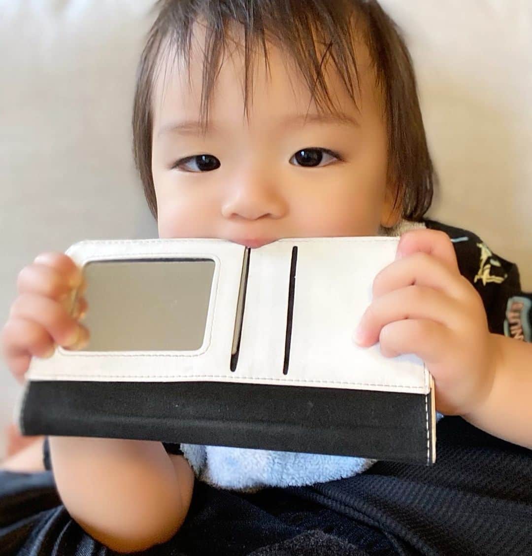 Momoeのインスタグラム：「キミは禰豆子のマネをしているのかい？🎋 言っておくけどな、携帯電話というものはな、便器より菌が多いと言われているくらい汚いんだぞ。 そして今時の子は“携帯”って言わないらしいぞ。 “スマホ”、“iPhone”呼びらしいぞ。 でも私はきっと一生携帯って呼んでる。 . .  #happy #家事 #育児 #family #家族 #boy #smile #男の子 #息子 #code #love #lucky #kids #子供 #thankyou #宝物 #ベビー #fashion #follow #boy #パパ #ママ #家族写真 #男の子ママ #赤ちゃん写真 #photo #子育て #1歳 #鬼滅の刃」
