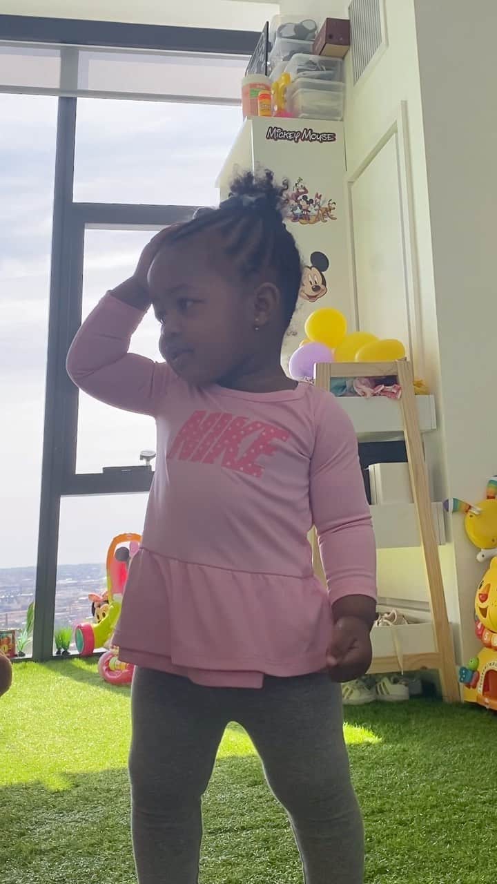 レミー・マーのインスタグラム：「Awwww...my lil 1 year-old🥰 I don’t know who’s more annoying? Me or her father @Papoosepapoose 😊 Sidebar: Attention all Godparents & Honorary Aunts & Uncles: do not start calling me talking bout how much y’all miss her and need to see her cuz y’all annoying too LOL! And y’all the reason she’s obsessed with FaceTime🤦🏽‍♀️ #RemyMa #TheGoldenChild #KenzieGirl # Mac」